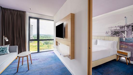 junior-suite-lake-view_bedroom-living-area